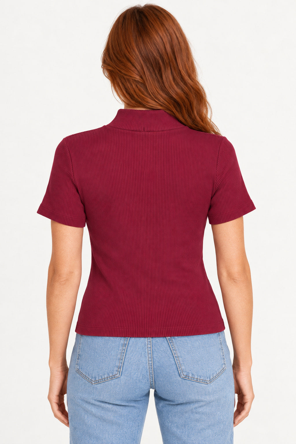 Marsala | Costas da blusa cropped canelada Revanche marsala, com gola alta e manga curta, vestida na modelo
