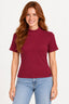 Marsala | Blusa cropped canelado manga curta gola alta Revanche em marsala, vestida em modelo sorridente com calça jeans