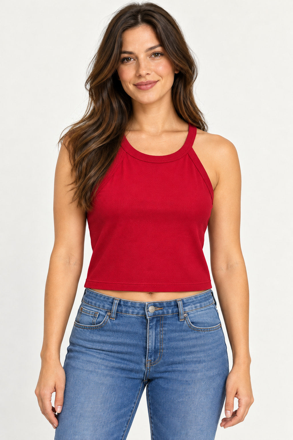 Vermelho | Blusa Skenn cropped canelada vermelha, frente, com decote redondo e alças largas, vestida em modelo Imagem principal do produto