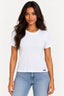 Branco | Blusa Revanche cropped decote careca canelada na cor branca, vestida em modelo de frente com calça jeans