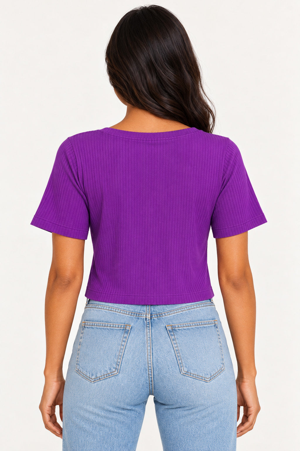 Roxo | Blusa cropped Coqueta roxa de manga curta vista de costas, com textura canelada, vestida em modelo com jeans