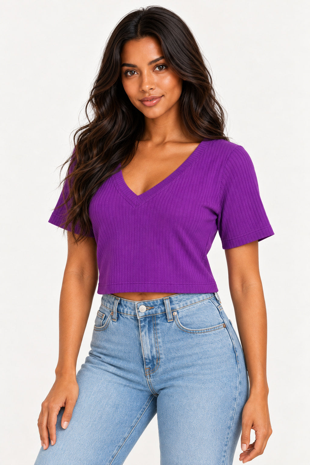 Roxo | Blusa cropped Coqueta roxa de manga curta com decote em V e textura canelada, vestida em modelo de lado