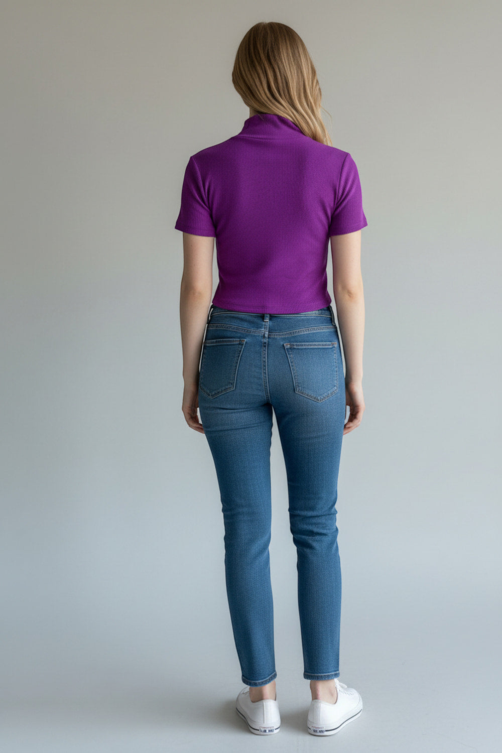 Blusa Groovy Cropped Gola Canelada roxa vista de costas, com gola alta e calça jeans azul
