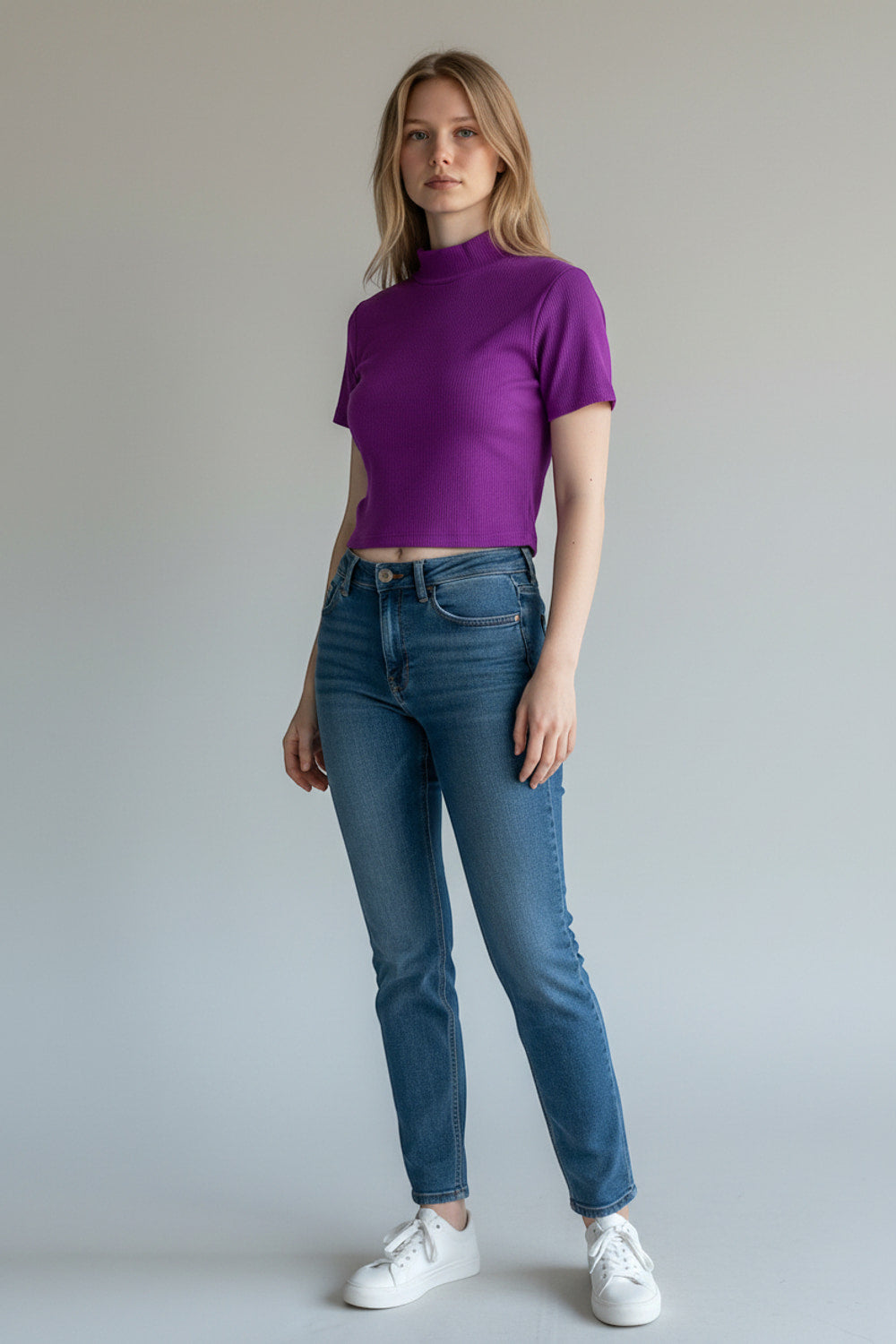 Blusa Groovy Cropped Gola Canelada roxa de manga curta, modelo de corpo inteiro mostrando o corte cropped