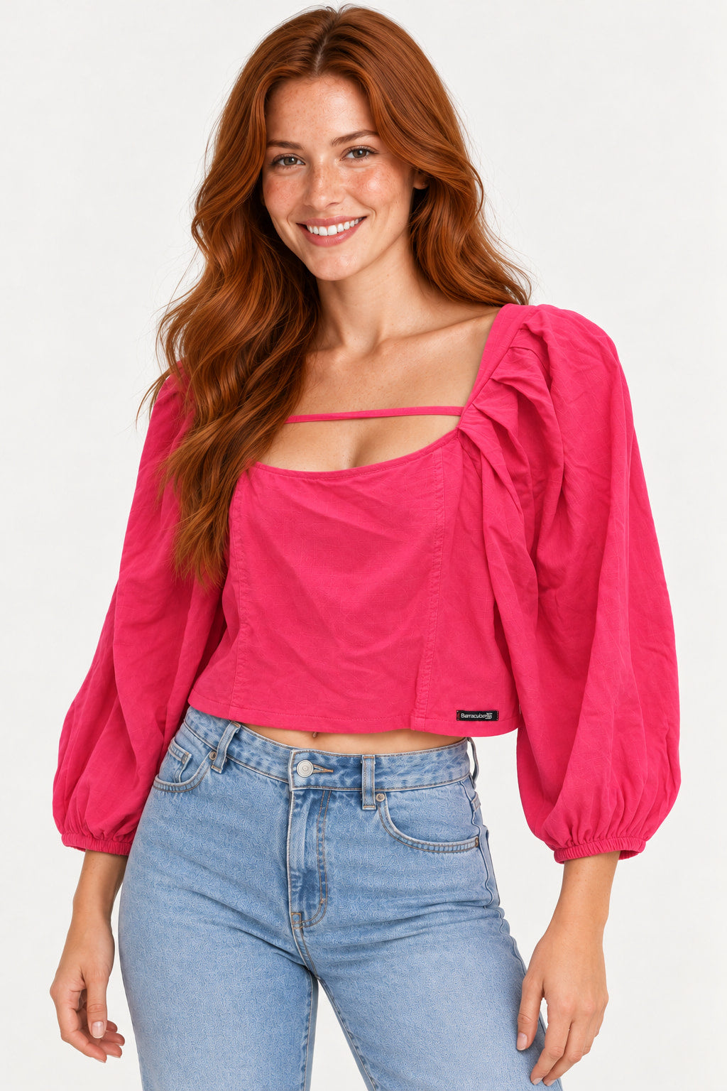 Pink | Blusa Cropped Manga Pregas Revanche rosa pink com mangas bufantes e franzido no ombro, vestida com jeans