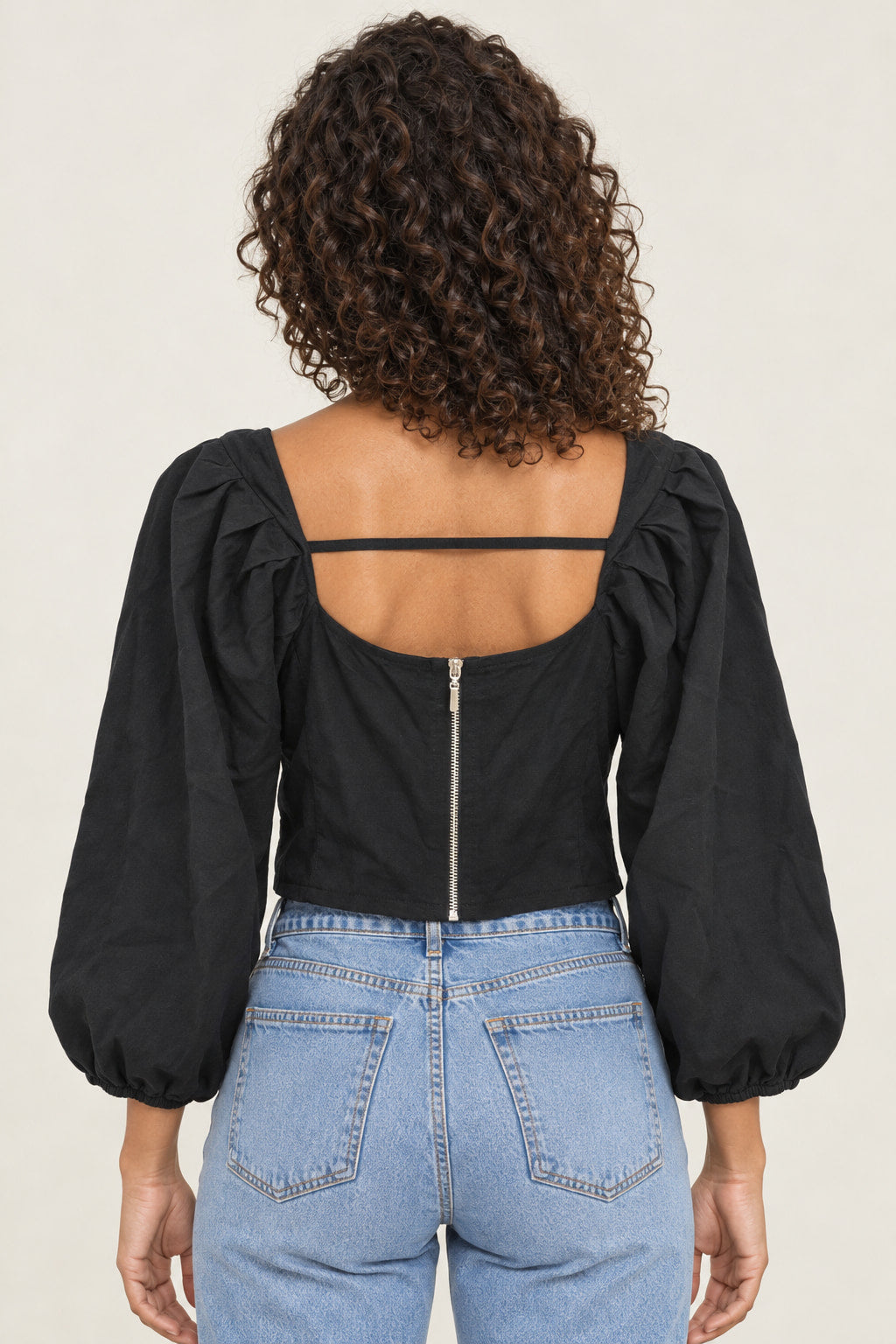 Preto | Blusa Cropped Manga Pregas Revanche preta vista de costas, com zíper central e alça fina no decote