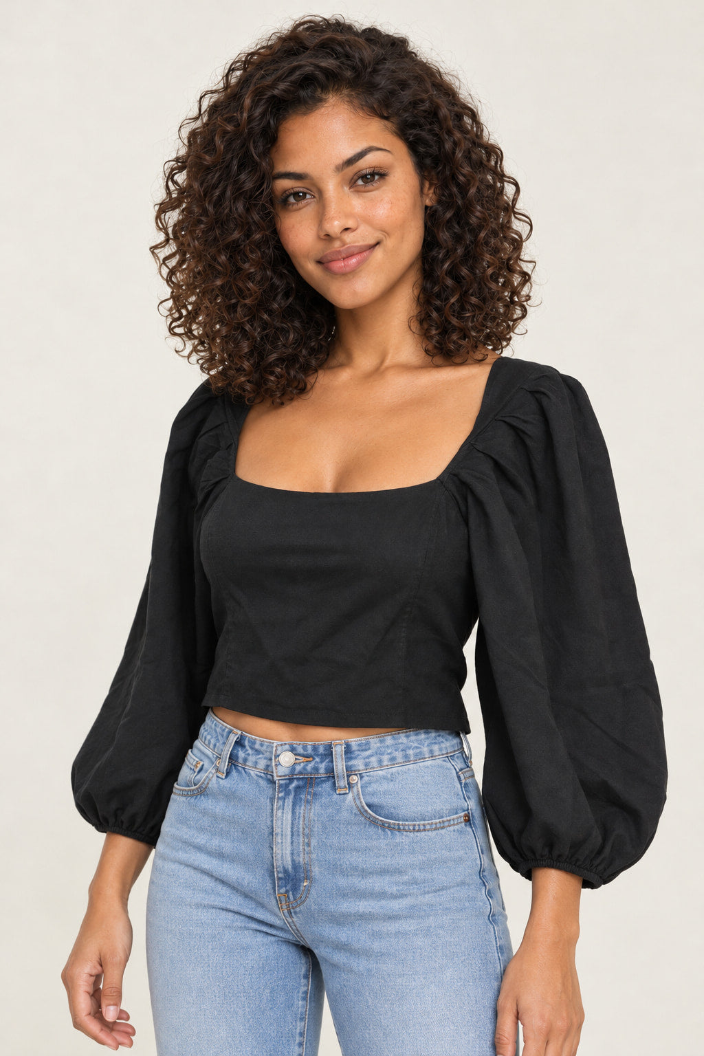 Preto | Blusa Cropped Manga Pregas Revanche preta de decote quadrado, com mangas bufantes e corte cropped