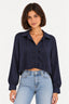 Azul | Blusa Skenn cropped nó gola V azul marinho com cordões, vestida na modelo com jeans