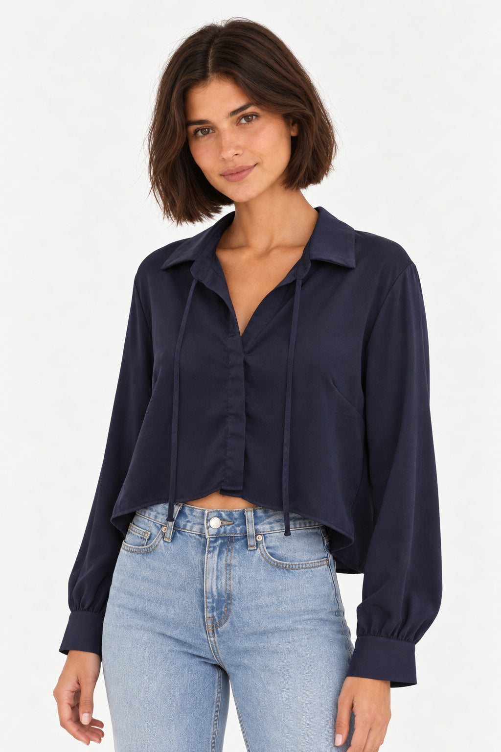 Azul | Blusa Skenn cropped nó gola V azul marinho com mangas longas e punhos, vestida na modelo