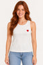 Off | Blusa cropped regata Revanche off white canelada com coração vermelho bordado no peito, vestida na modelo de frente