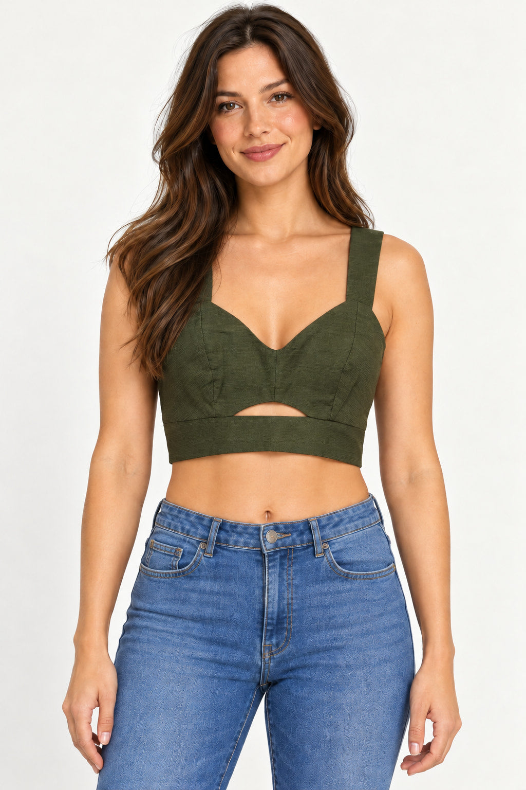 Verde Escuro | Blusa Cropped Cacay em tecido liso verde escuro, com decote e recorte central, vestida em modelo com jeans azul