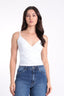 Blusa feminina alcinha com transpasse Revanche em branco, vestida na modelo com calça jeans de cintura alta