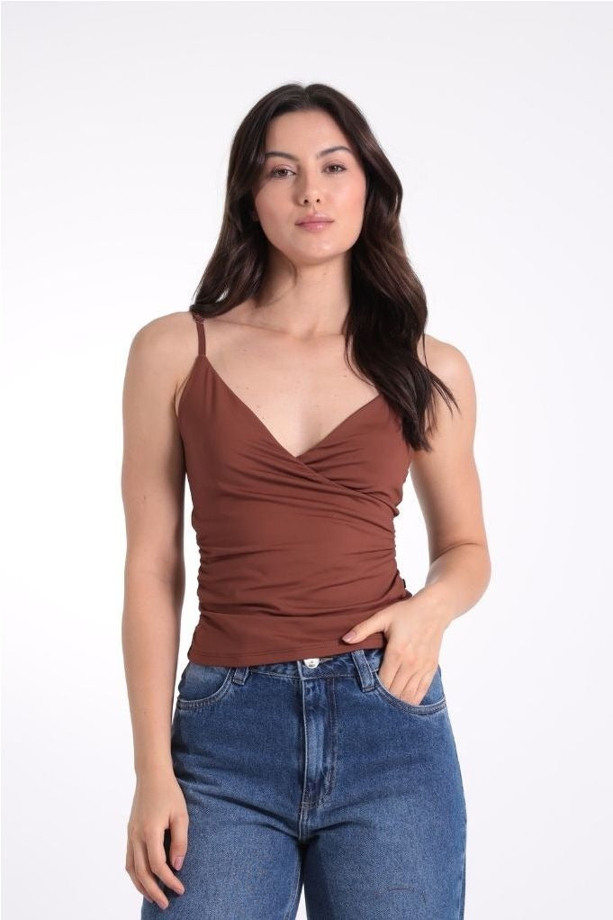 Blusa feminina alcinha com transpasse Revanche em marrom, vestida na modelo com calça jeans de cintura alta