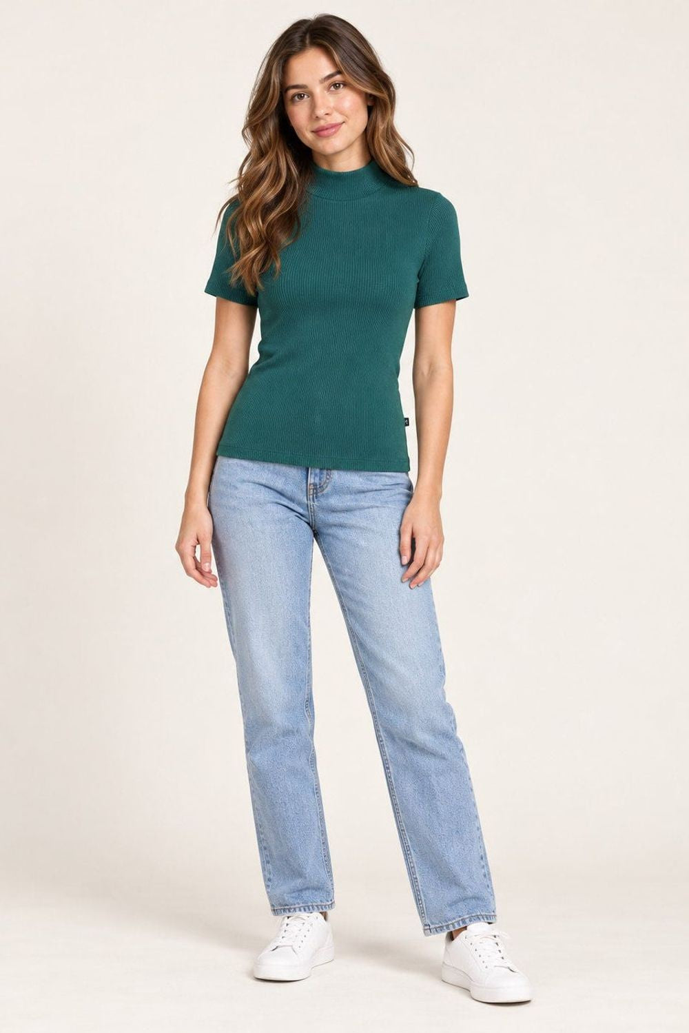 Verde | Blusa Feminina Manga Curta Gola Alta Revanche verde, vestida em modelo de frente com calça jeans azul clara Imagem principal do produto