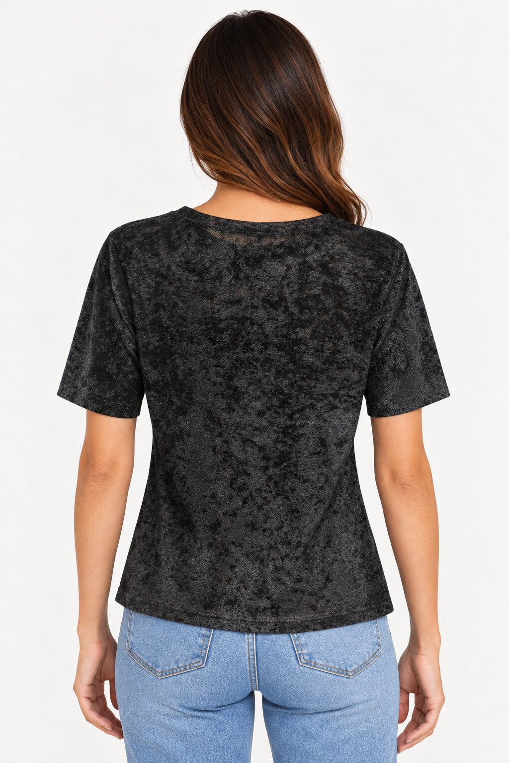 Preto | Blusa feminina Groovy manga curta preta em tule, vestida na modelo, vista de costas com jeans azul
