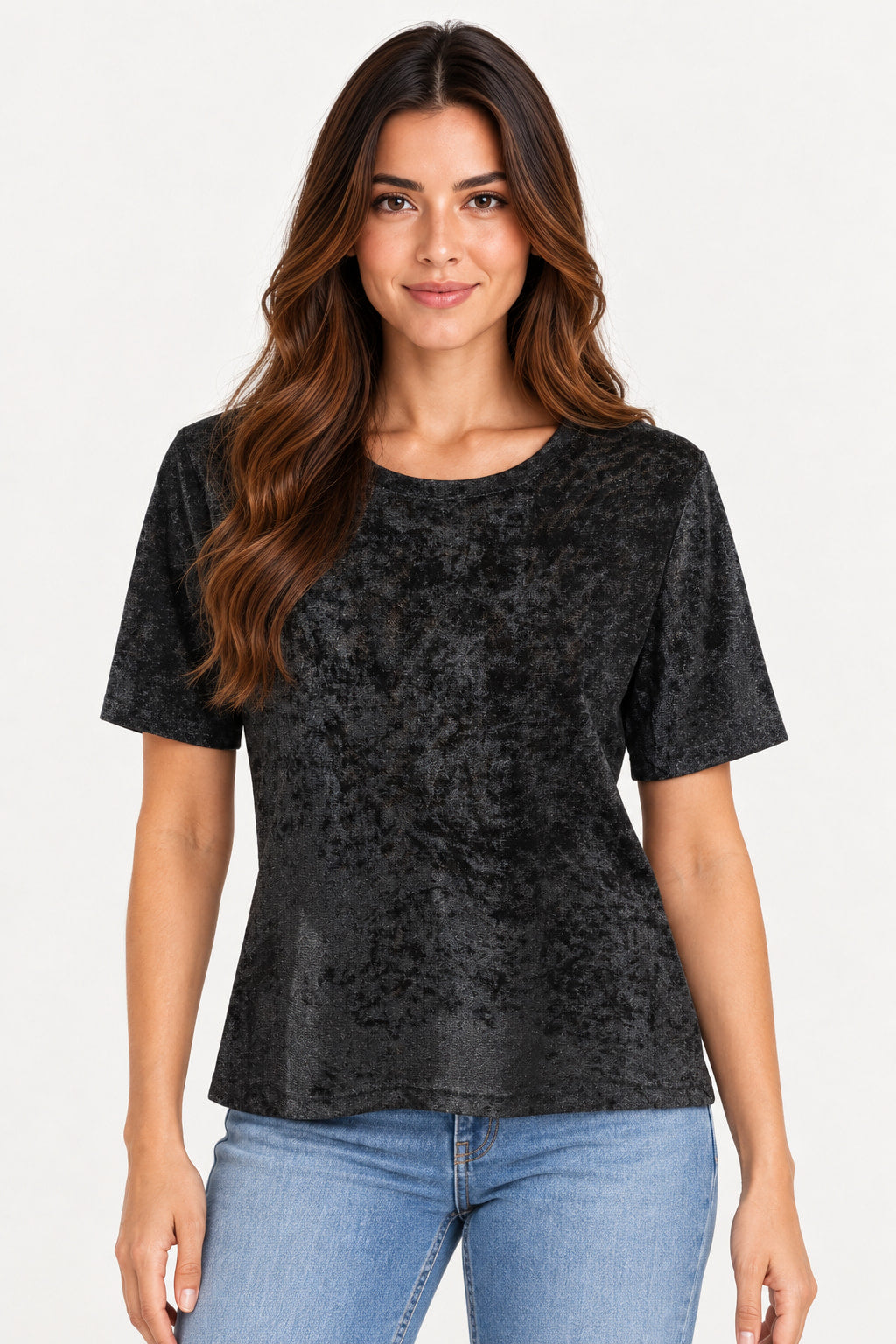 Preto | Blusa feminina manga curta Groovy em tule preto, vestida na modelo com jeans azul, vista de frente