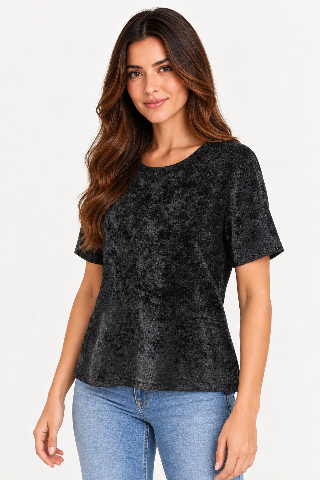 Preto | Blusa Groovy manga curta preta em tule, vestida na modelo com jeans, vista de três quartos