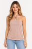 Rose | Blusa Alcance frente única rosé com argola dourada no decote, vista de frente na modelo
