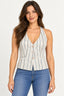Bege | Blusa Skenn de linho com listras jacquard bege, decote em V e botões, vestida em modelo de frente