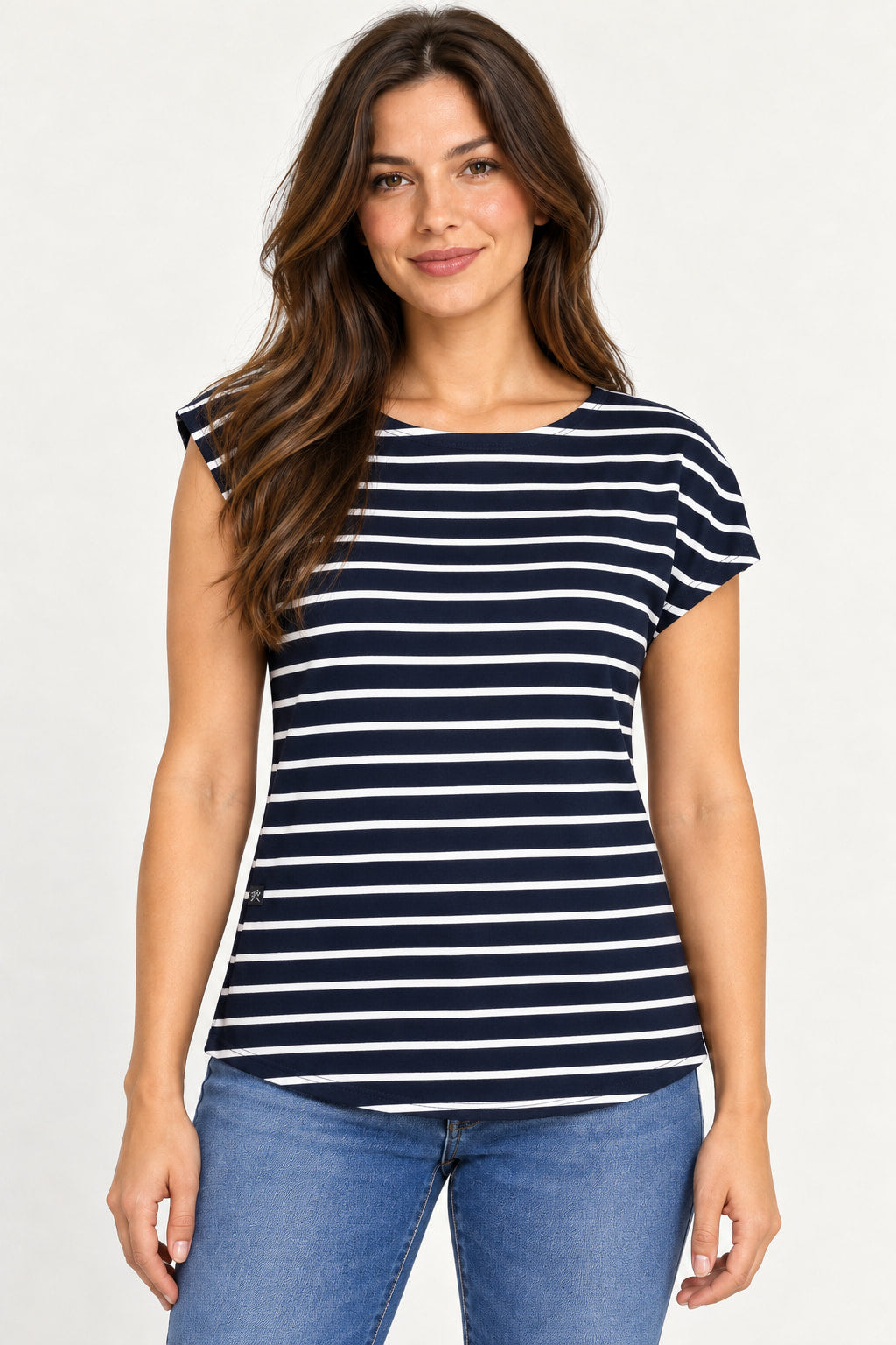 Preto | Blusa listrada ampla Revanche em listras pretas e brancas, vestida na modelo com jeans, vista da frente Imagem principal do produto