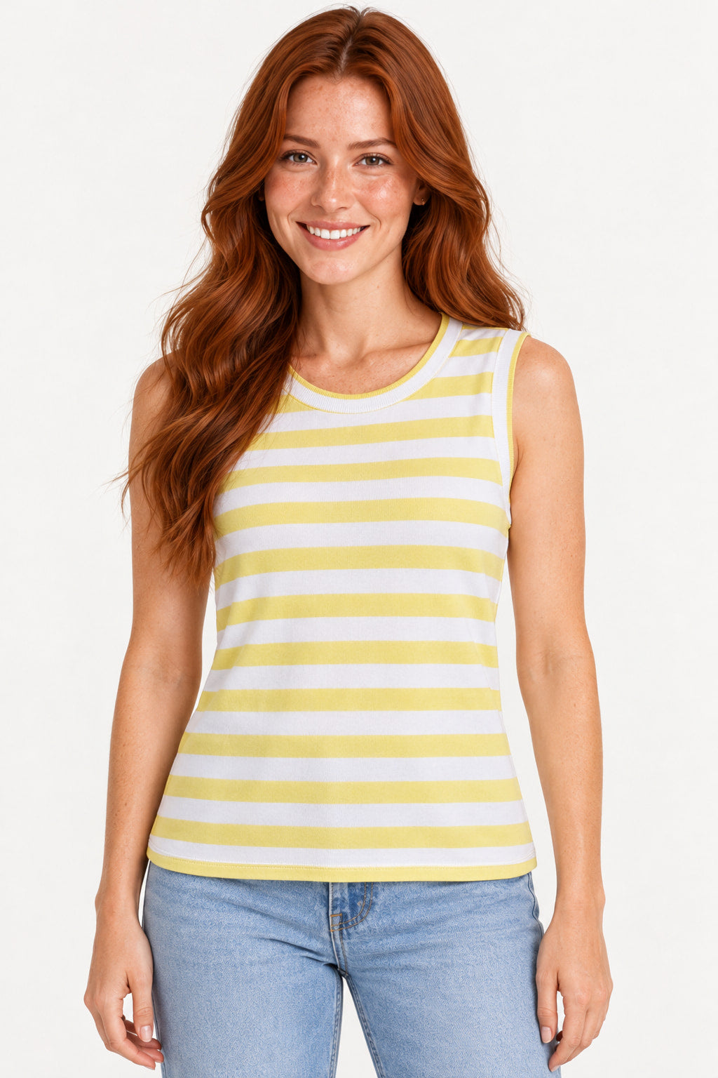 Amarelo | Blusa Skenn listrada amarela e branca, frente com decote redondo, vestida em modelo sorridente Imagem principal do produto