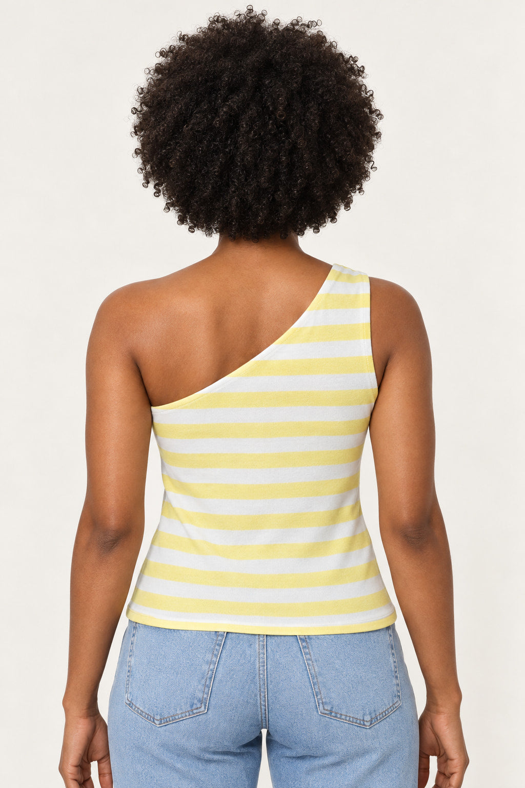 Amarelo | Blusa Skenn ombro só listras amarela e branca, vista de costas com o corte assimétrico do ombro