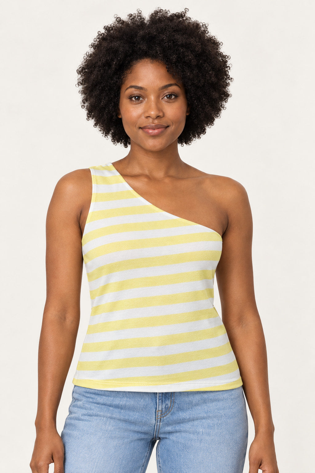 Amarelo | Blusa Skenn ombro só listras amarela e branca, vista frontal vestida em modelo com calça jeans