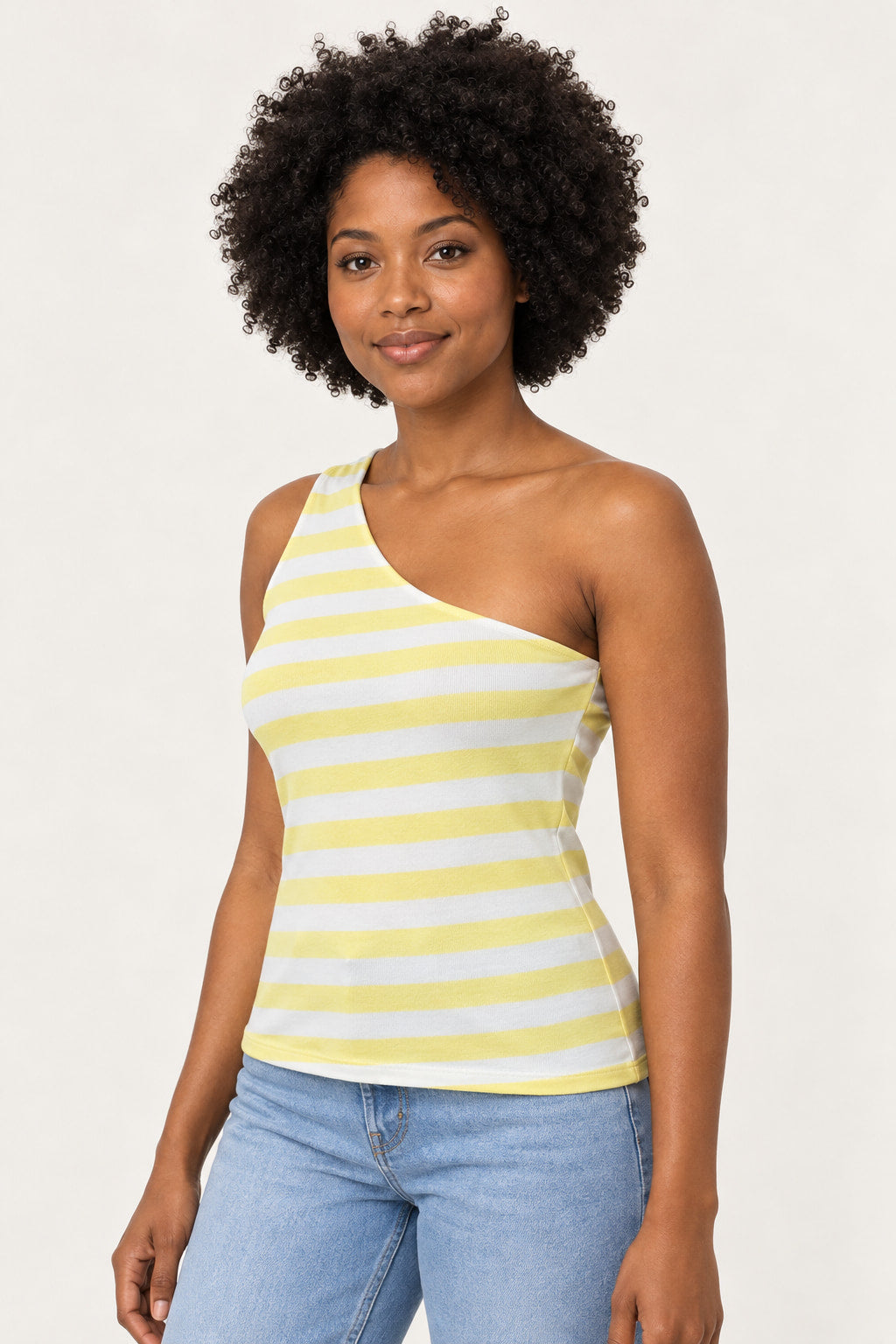 Amarelo | Blusa Skenn ombro só listras amarela e branca, vista lateral em modelo com calça jeans azul