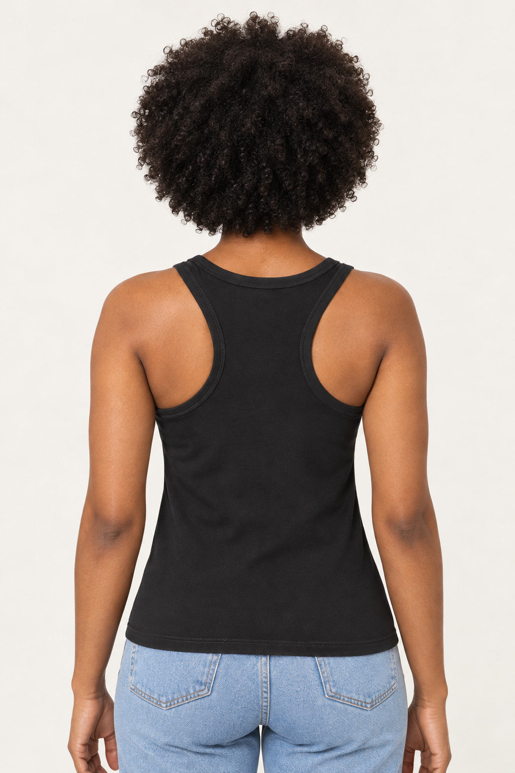 Preto | Blusa regata Coqueta preta com recorte nas costas em modelo de costas, combinada com jeans