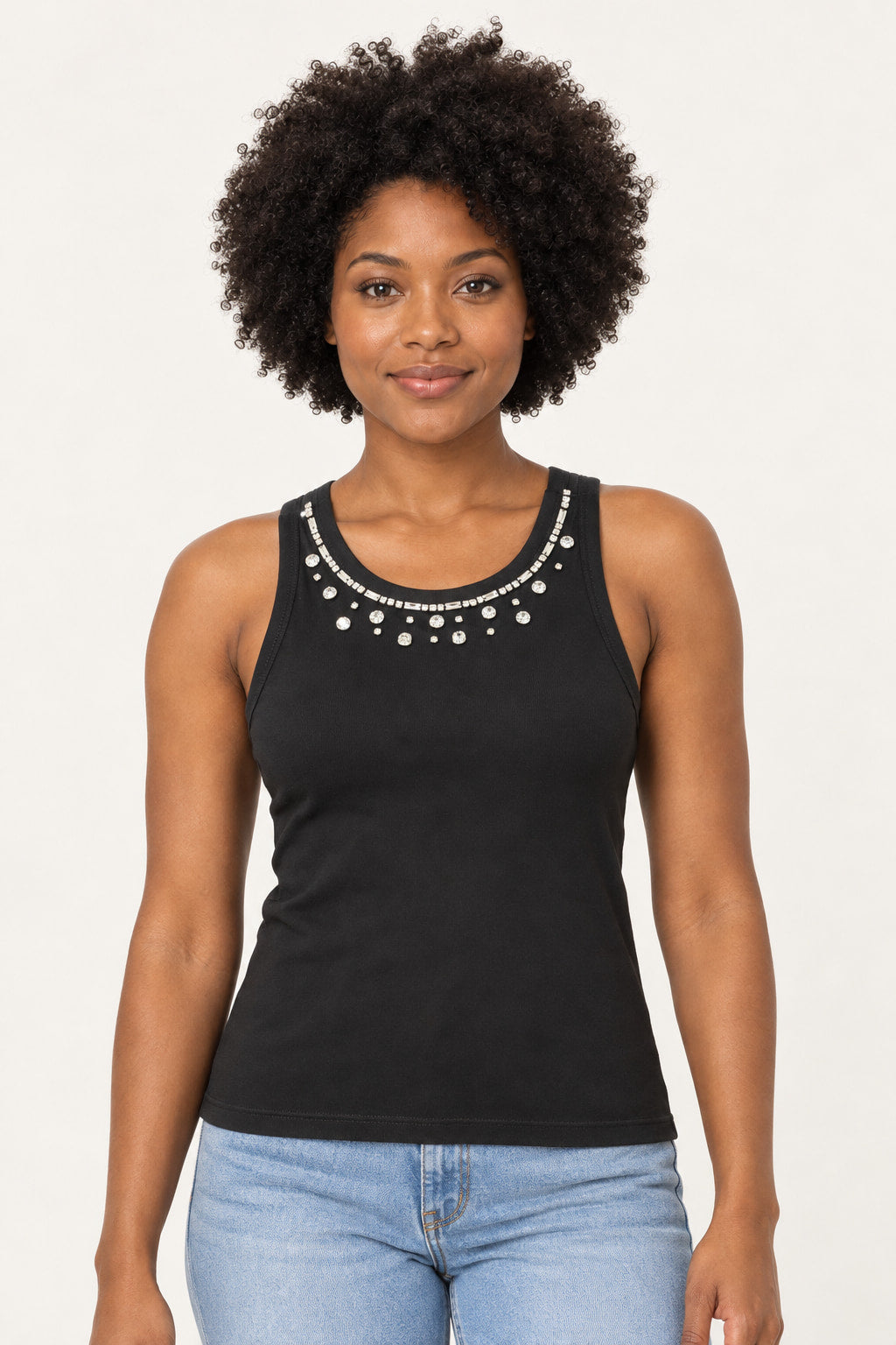 Preto | Blusa regata Coqueta preta com apliques de pedrarias no decote, vestida em modelo de frente