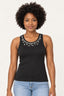 Preto | Blusa regata Coqueta preta com apliques de pedrarias no decote, vestida em modelo de frente