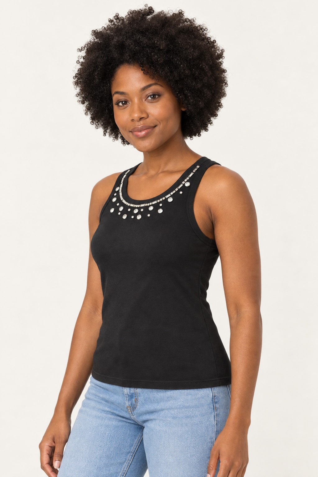 Preto | Blusa regata Coqueta preta com apliques de pedrarias no decote, vista de três quartos na modelo