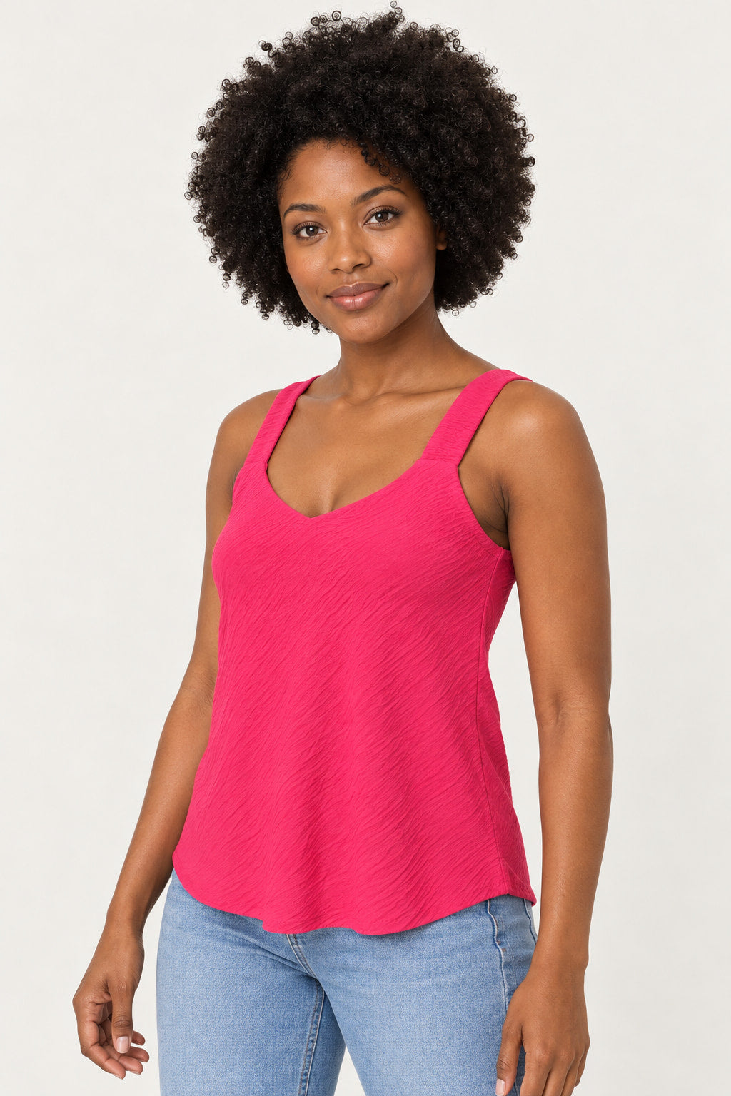 Pink | Blusa Regata Básica Alça Larga CS rosa pink, vista lateral com caimento solto na modelo de jeans