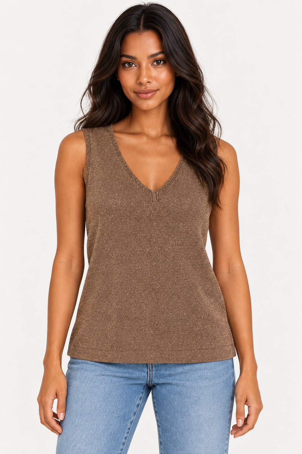 Marrom | Blusa Coqueta regata cavada com brilho marrom, decote em V e acabamento canelado, vestida em modelo com jeans