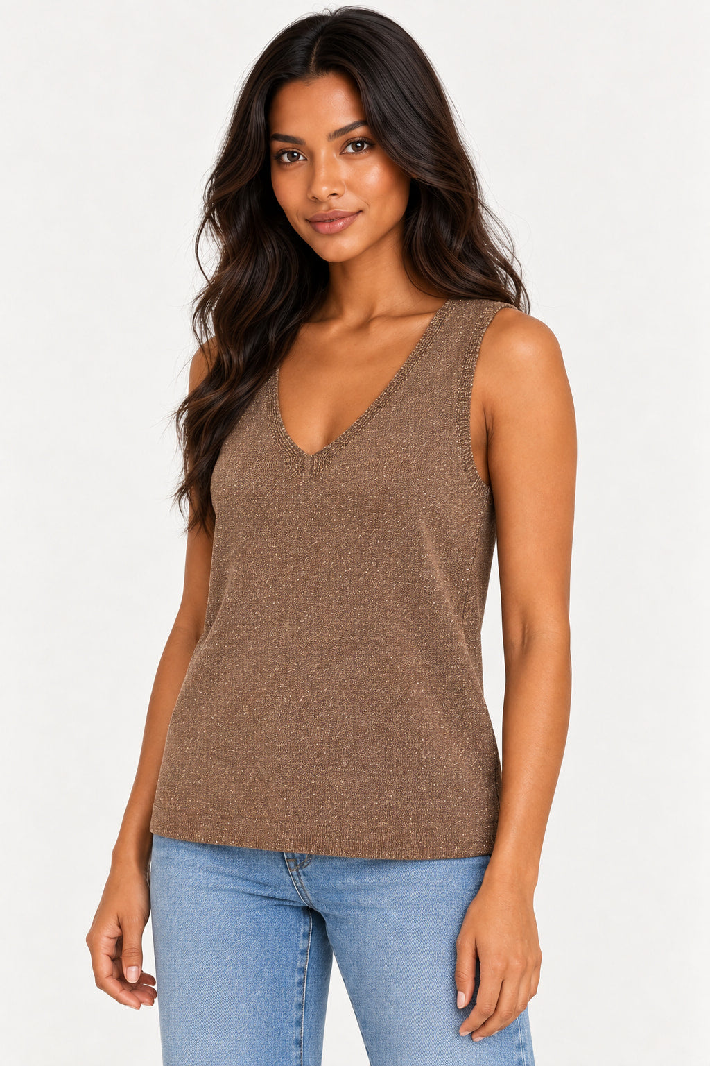 Marrom | Blusa regata Coqueta marrom com brilho e decote em V, vista de frente em modelo com calça jeans