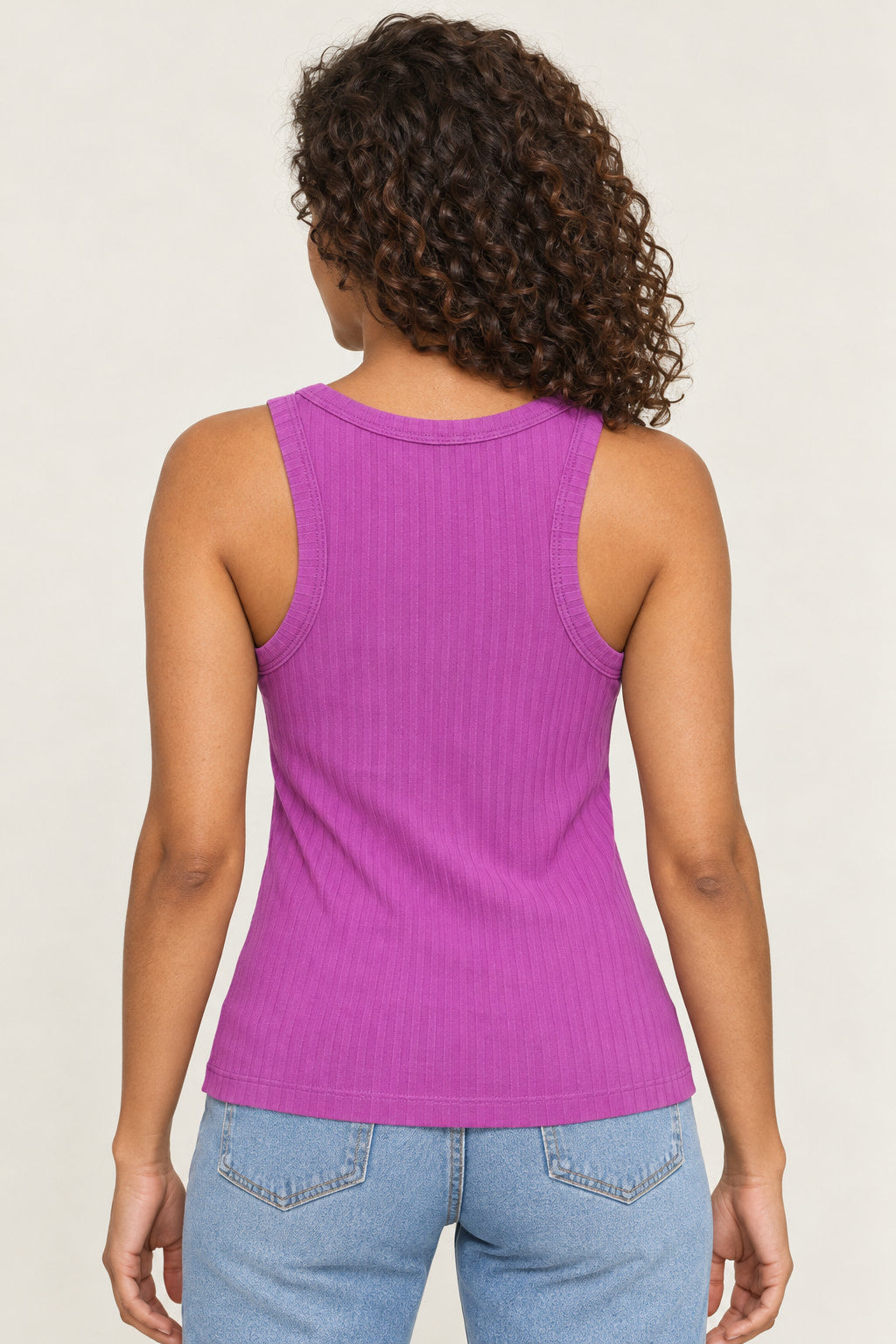 Roxo | Blusa Coqueta regata cavada roxa de canelado vista de costas, com decote arredondado e cava alta
