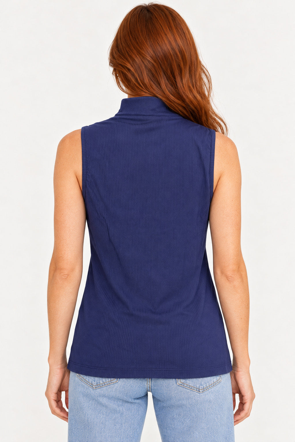 Azul | Blusa Coqueta Regata Cavada Gola azul marinho vista de costas com malha canelada e gola alta