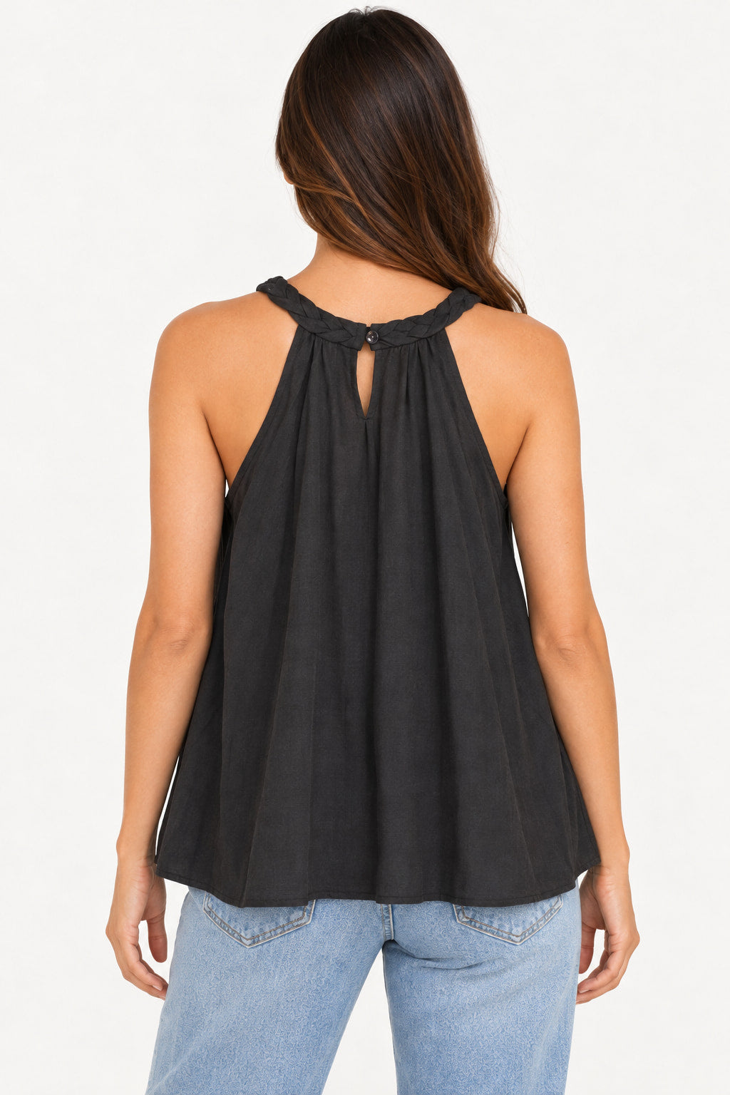 Preto | Blusa regata CS preta vista de costas, com abertura em gota e detalhe da gola trançada