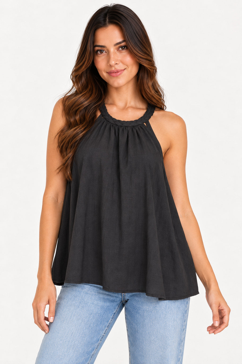 Preto | Blusa regata CS preta de gola trançada e caimento solto, vestida na modelo sobre calça jeans