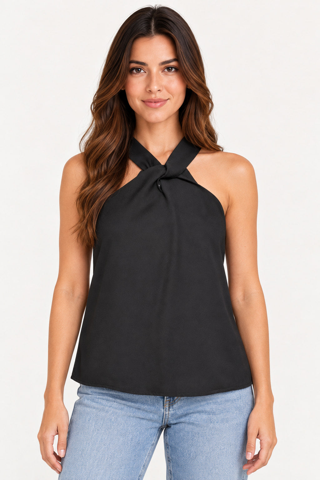 Preto | Blusa regata Clamarroca preta com nó frontal no decote, vestida na modelo com calça jeans azul clara Imagem principal do produto