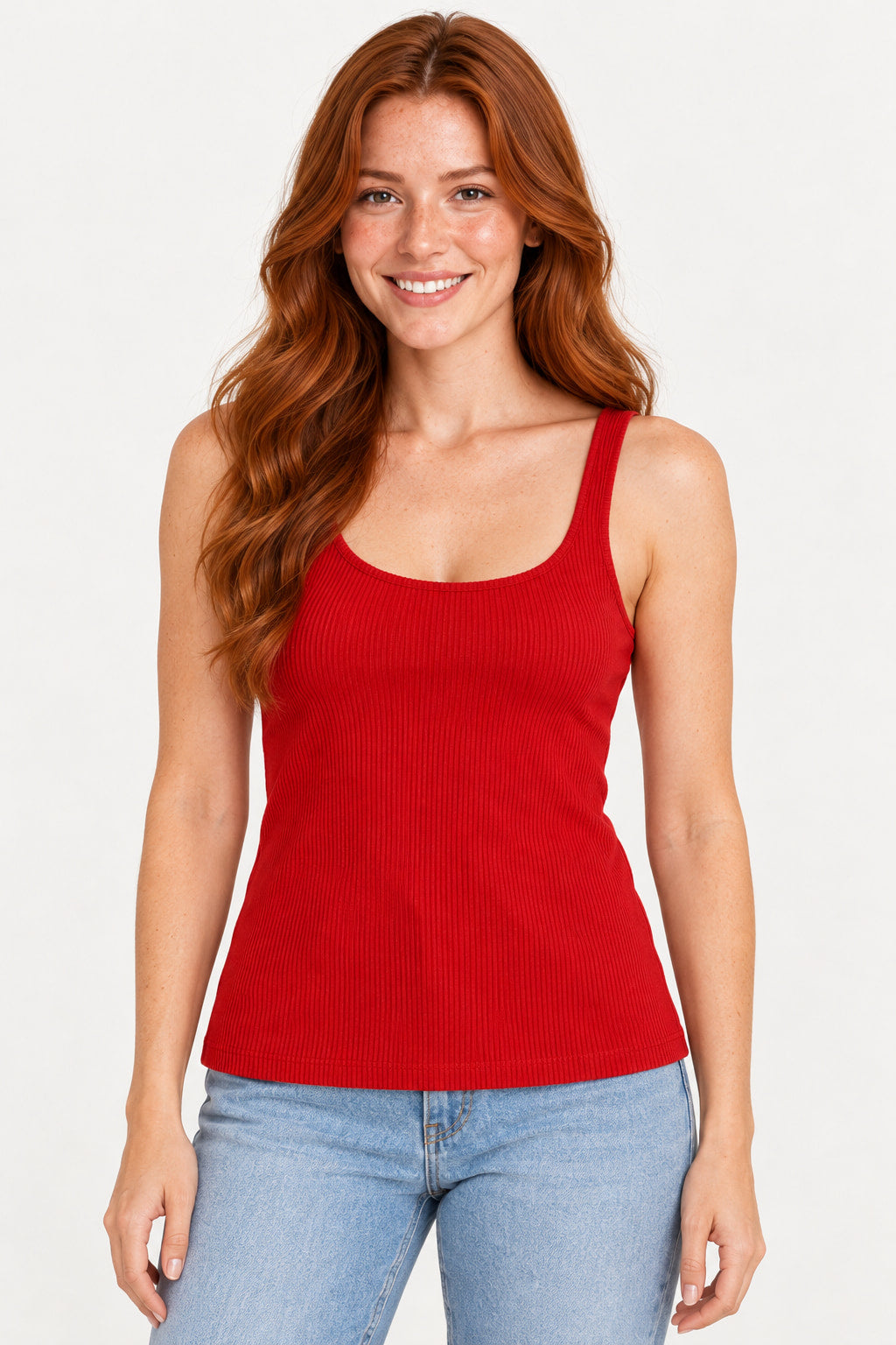 Vermelho | Blusa regata Revanche costas transpassada vermelha, vestida na modelo de frente com calça jeans Imagem principal do produto