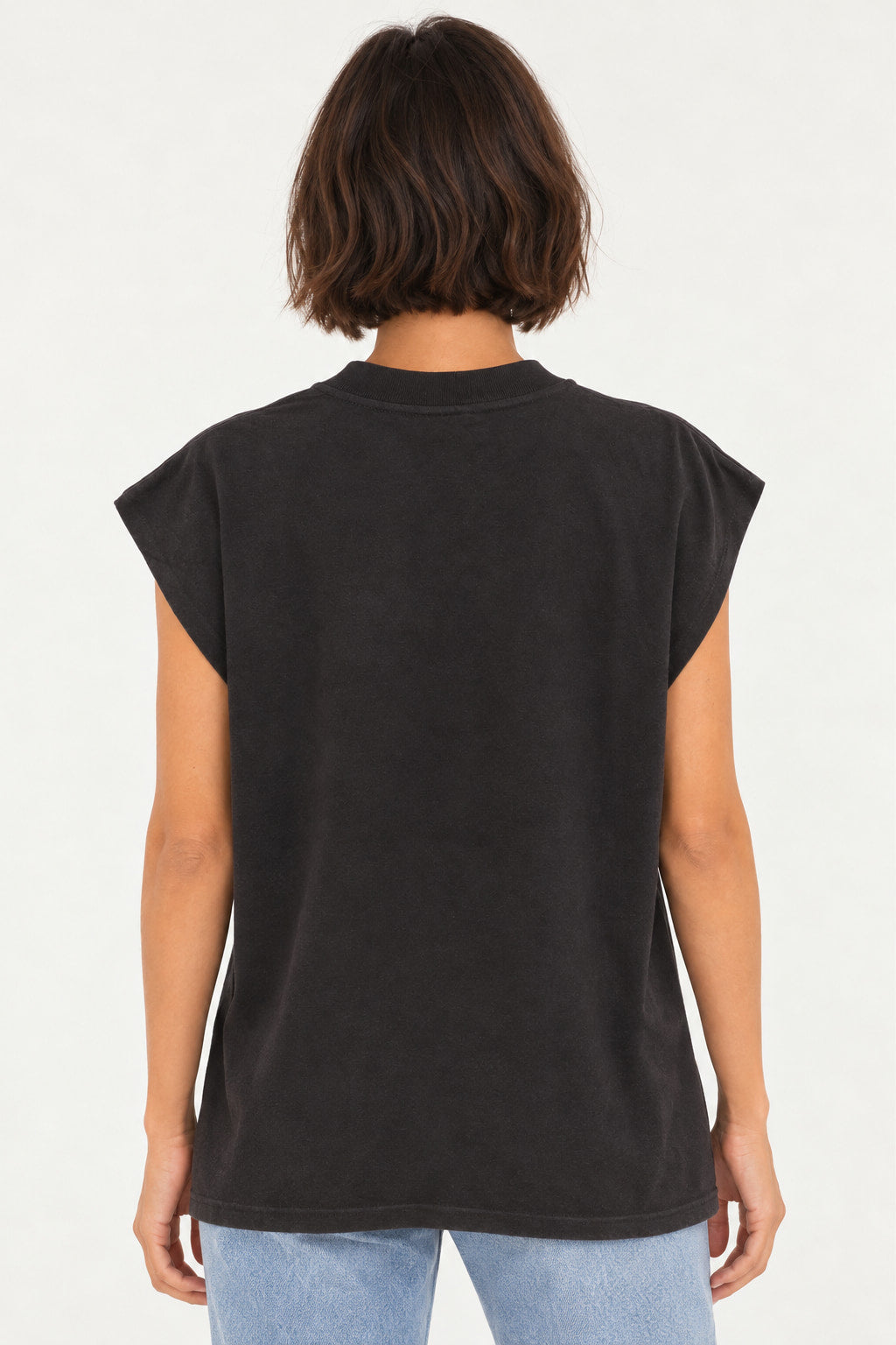 Preto | Blusa regata Lerrux preta vista de costas, com decote redondo e cavas largas, vestida na modelo