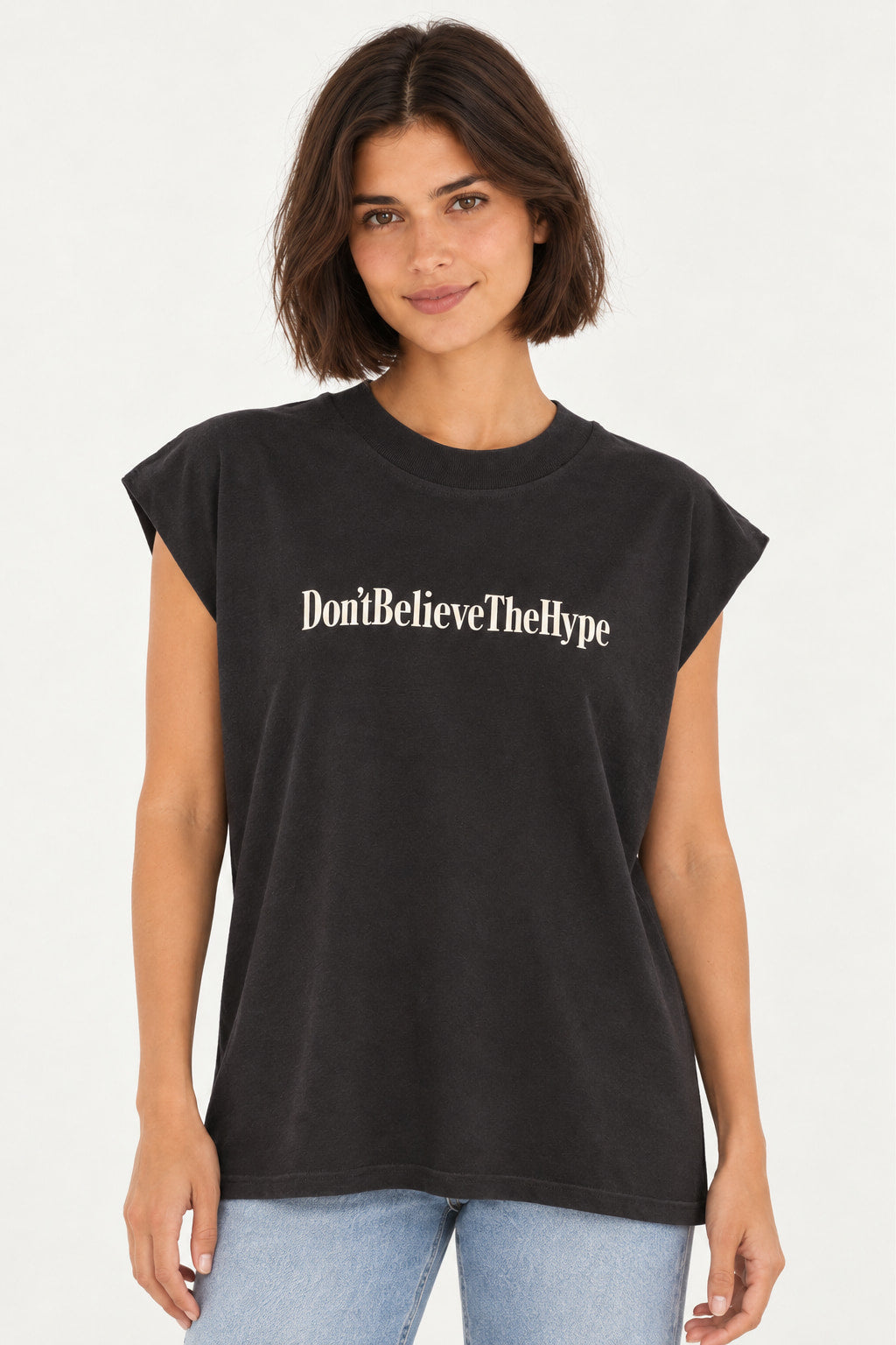 Preto | Blusa regata Lerrux preta com estampa Don't Believe The Hype em branco, vestida na modelo de frente