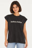 Preto | Blusa regata Lerrux preta com estampa Don't Believe The Hype em branco, vestida na modelo de frente