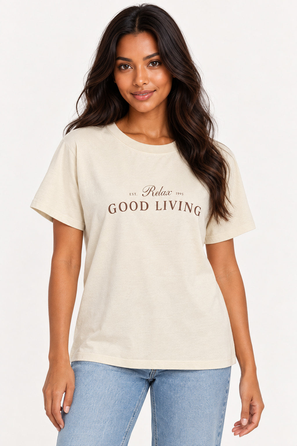 Bege | Blusa Lerrux Good Living bege com estampa Relax Good Living em marrom, vestida na modelo de frente