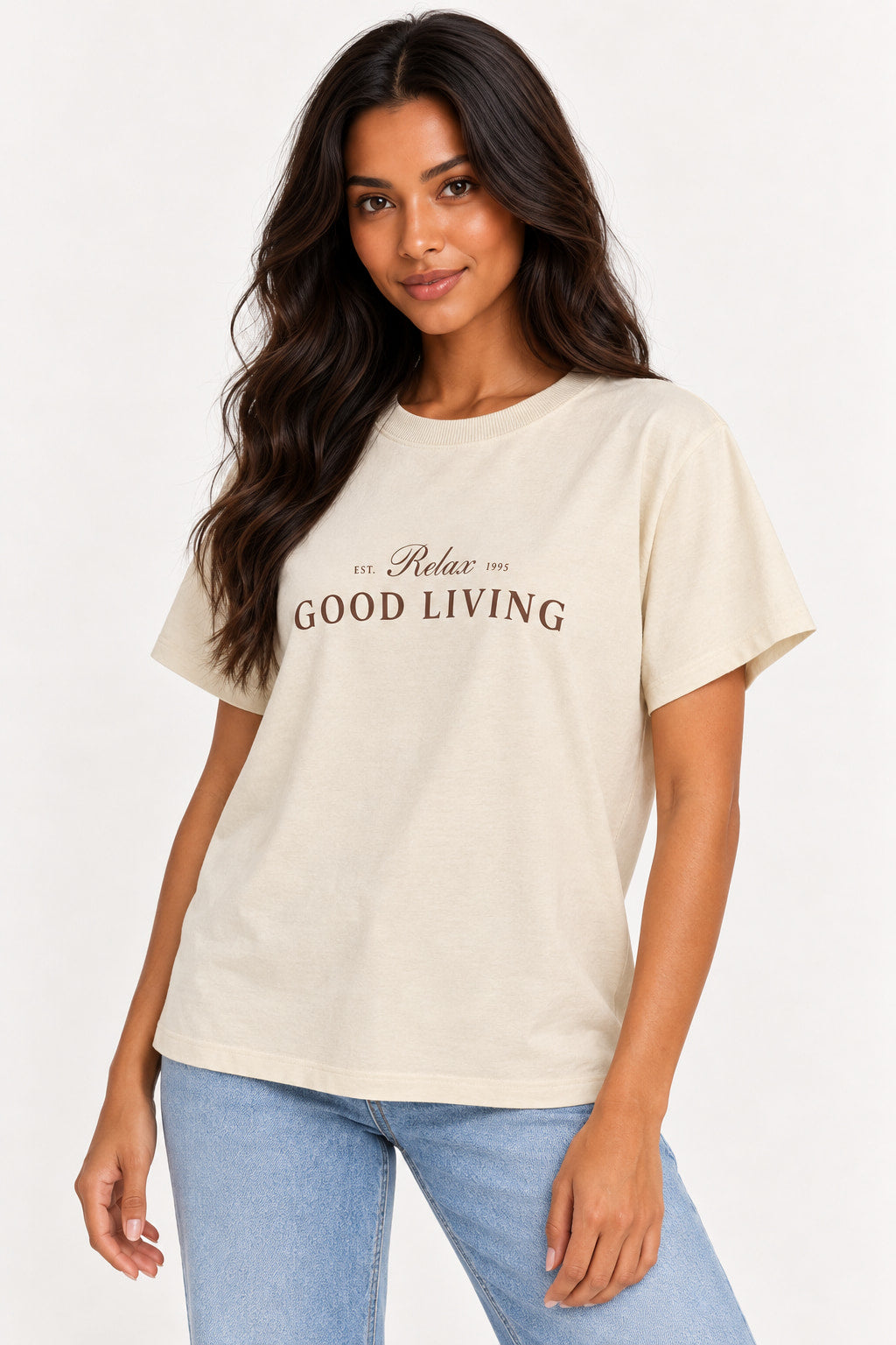 Bege | Blusa Lerrux Good Living bege de manga curta com estampa marrom no peito, vestida na modelo com jeans