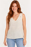 Off | Blusa regata CS de linho off com decote V e botões nos ombros, vestida na modelo de jeans