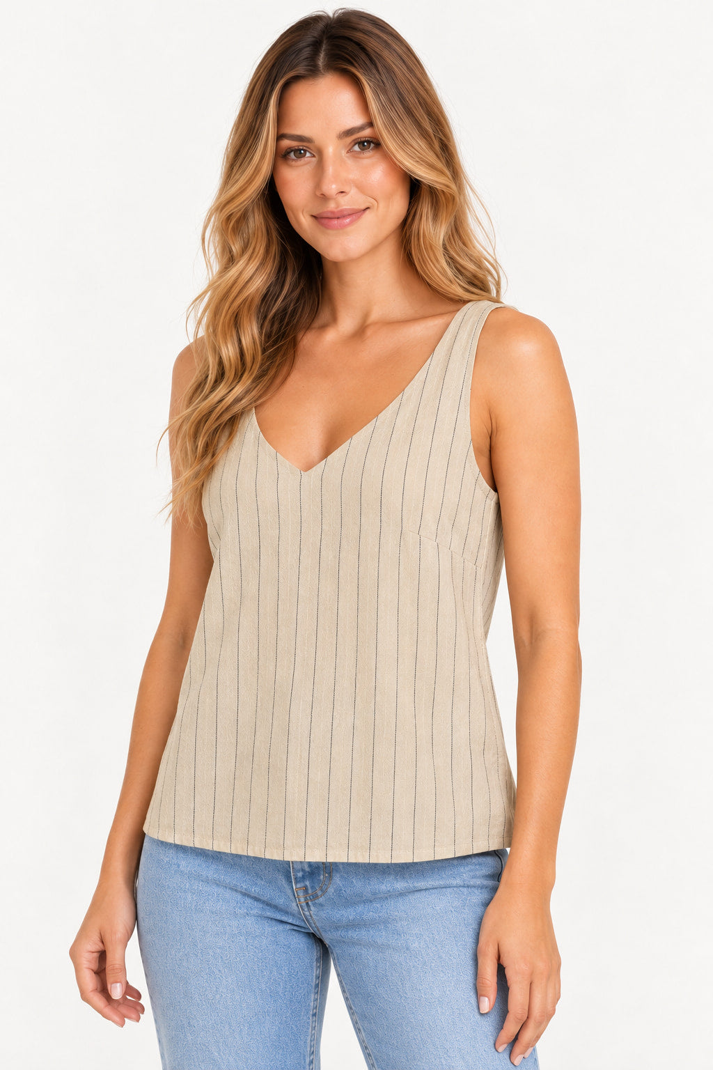 Bege | Blusa regata CS de linho listrado bege com listras verticais finas, vista frontal com decote em V