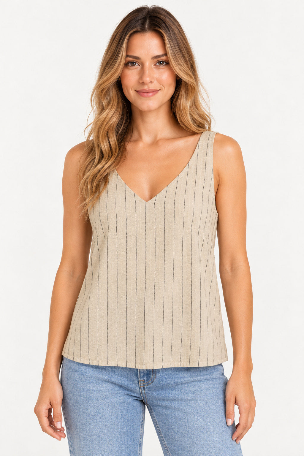 Bege | Blusa regata CS de linho listrado bege, decote V, vestida na modelo com jeans azul claro