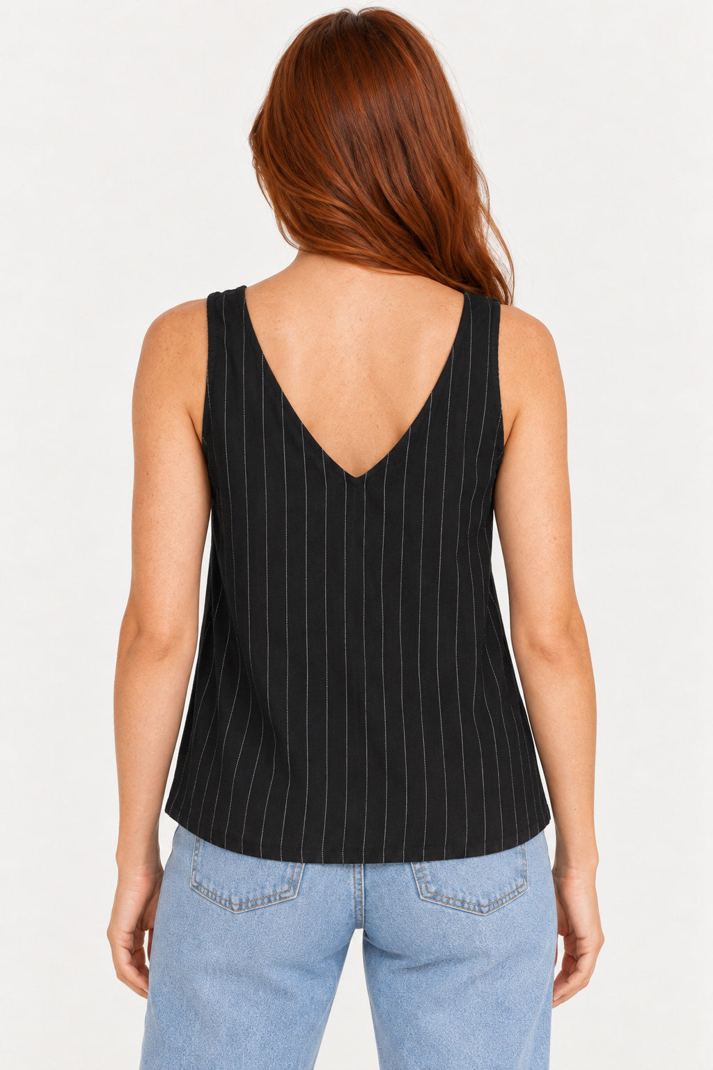 Preto | Blusa regata CS preta listrada vista de costas, com decote V e alças largas, combinada com jeans